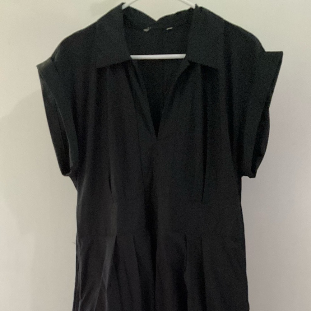 Crisp black cotton dress with pockets!